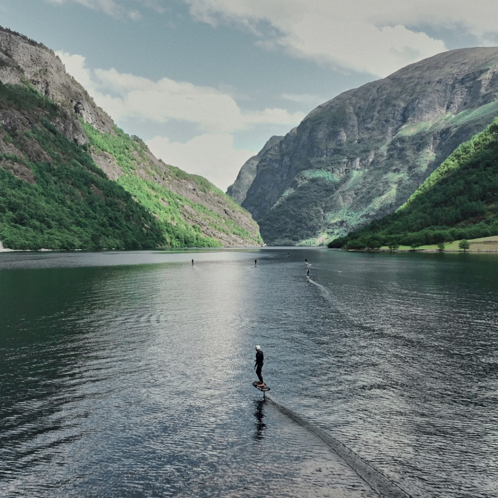 Mann am efoilen in den Fjorden