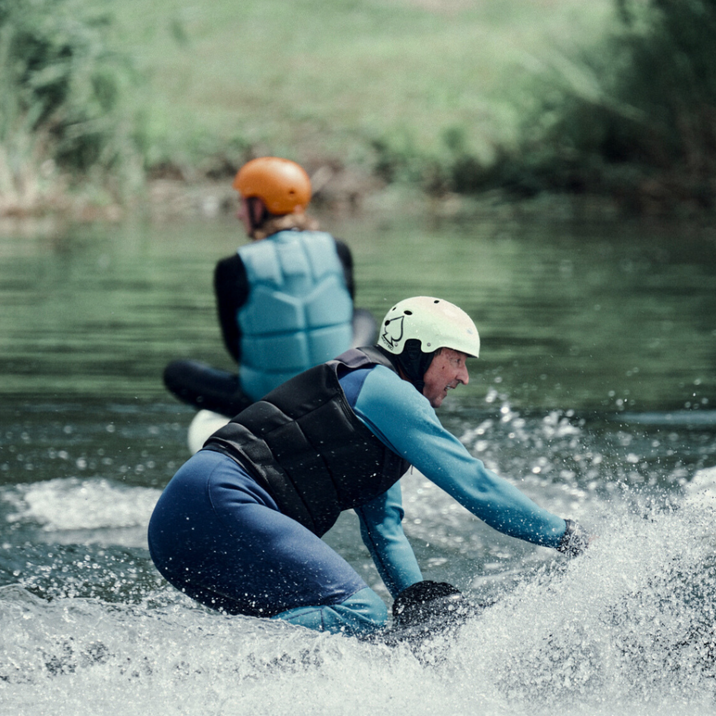 Zwei Männer beim efoilen