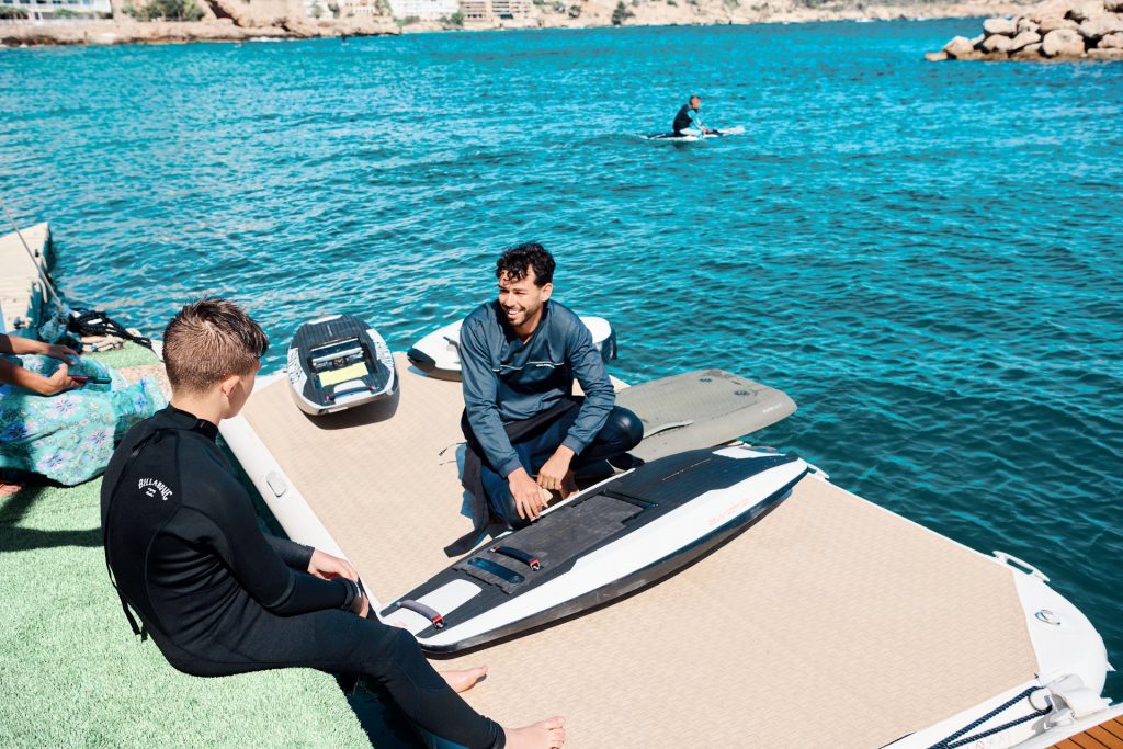 Mann und Kind auf einem Steg am Meer