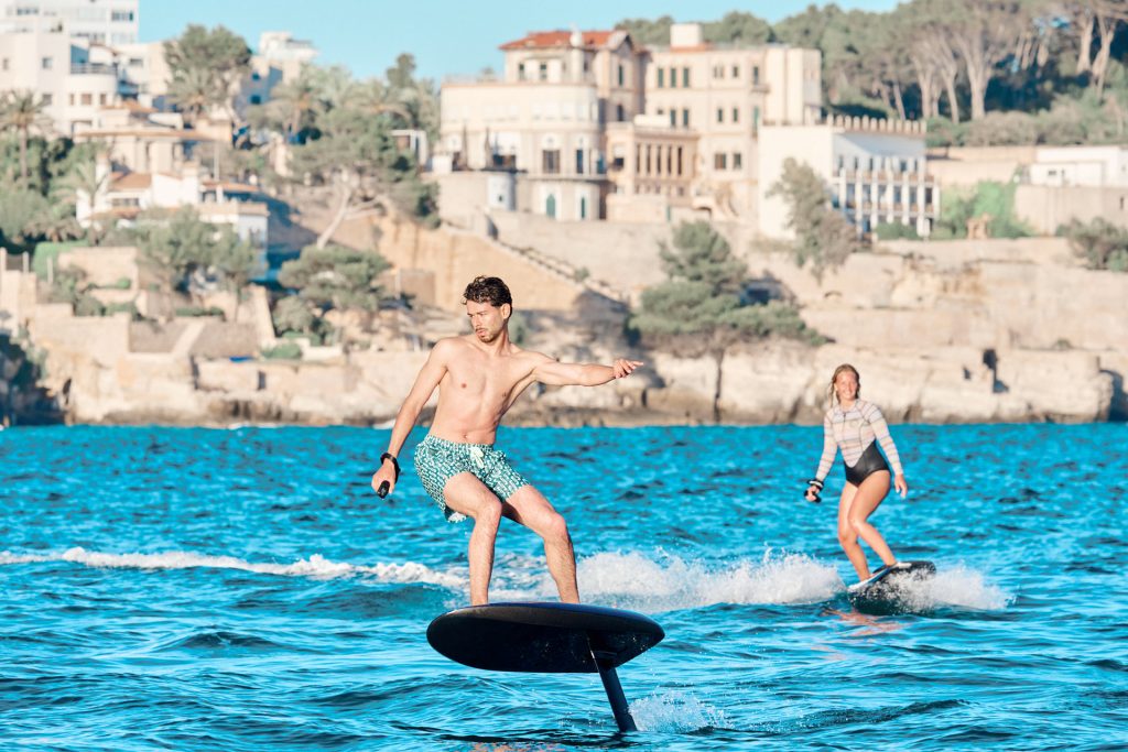 Zwei Personen beim efoiling