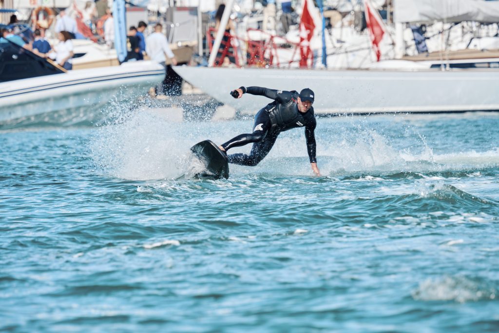 Mann im Wasser beim efoiling