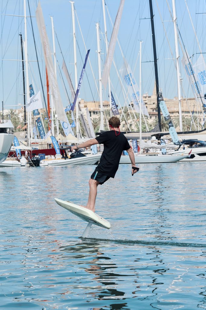 Mann surft ein Fliteboard